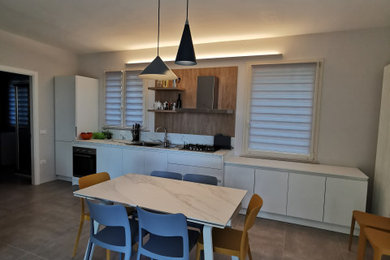 Immagine di una piccola sala da pranzo minimal