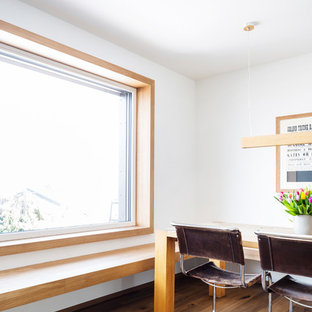 シュトゥットガルトの小さい北欧風 LDKの画像 (白い壁、無垢フローリング、暖炉なし、茶色い床)