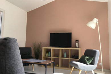 Modelo de sala de estar abierta actual pequeña con suelo de baldosas de cerámica, suelo gris y vigas vistas
