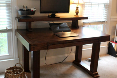 Modelo de despacho tradicional renovado de tamaño medio con escritorio independiente
