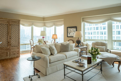 Living room - mid-sized traditional living room idea in Chicago