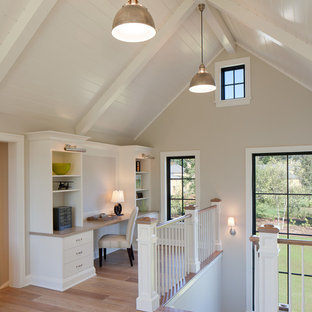 Idéer för att renovera ett mellanstort vintage arbetsrum, med beige väggar, ljust trägolv, ett inbyggt skrivbord och brunt golv