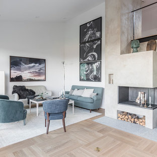 Modern inredning av ett mellanstort allrum med öppen planlösning, med ett finrum, vita väggar och ljust trägolv