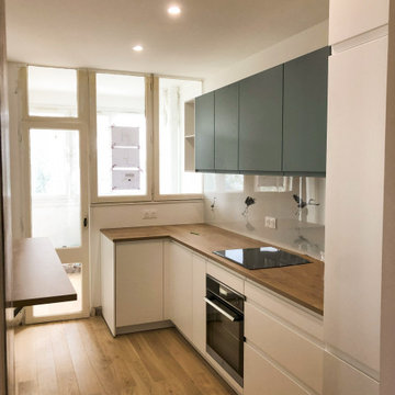 Cuisine compacte en L dans un studio