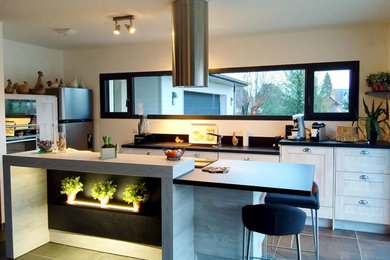 Inspiration for a modern kitchen in Le Havre.