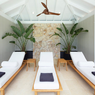 ブリスベンの大きいビーチスタイルのおしゃれなプールの写真