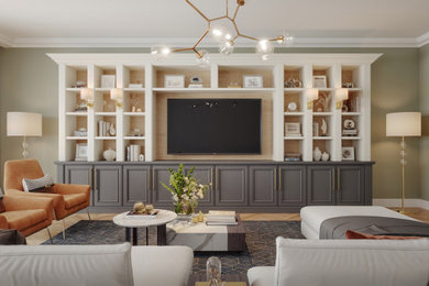Diseño de salón cerrado clásico grande con paredes beige, suelo de madera en tonos medios y pared multimedia