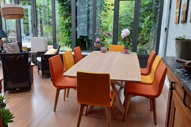 Idées déco pour une salle à manger contemporaine.