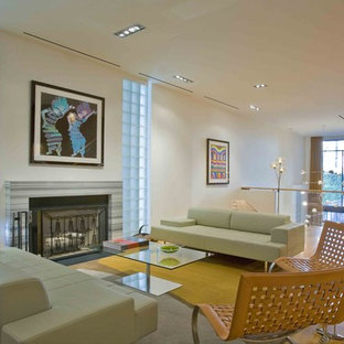 Modern inredning av ett loftrum, med en standard öppen spis