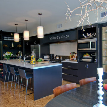 Trailer de Cuba Kitchen and Dining Area