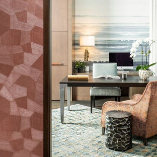 オーランドの大きいモダンスタイルのおしゃれな書斎 (ピンクの壁、濃色無垢フローリング、自立型机、茶色い床) の写真
