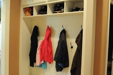 Laundry room - traditional laundry room idea in Milwaukee