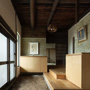 他の地域の引き戸和風のおしゃれな玄関 (白い壁、茶色い床) の写真