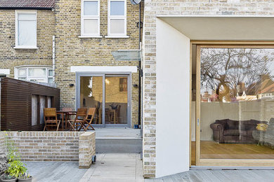 Design ideas for a mid-sized contemporary exterior in London.