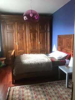 Una camera da letto con una libreria e un lampadario con su scritto la  parola.