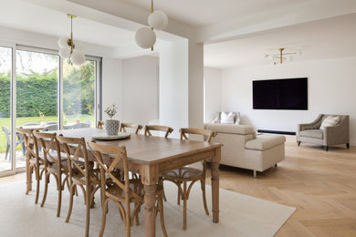 Cette image montre une salle à manger minimaliste.