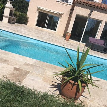 Terrasse et contour de piscine en travertin