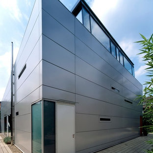 Graues Modernes Haus mit Faserzement-Fassade und Flachdach in Düsseldorf