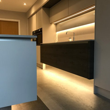 Contemporary Handles Gloss with Mirrored Plinths