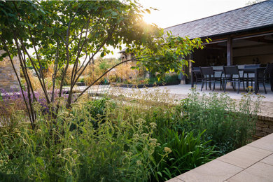 Photo of a contemporary garden in Oxfordshire.