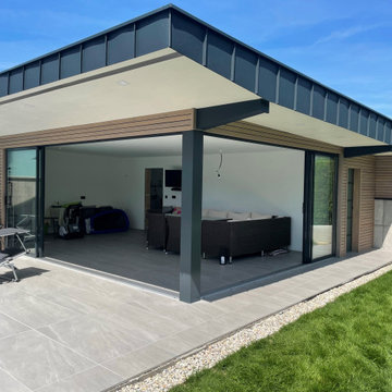 Modernes Poolhaus mit Schiebetüren von Schmidinger