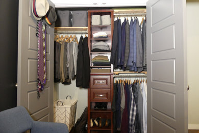 Imagen de armario de hombre clásico pequeño con puertas de armario de madera en tonos medios