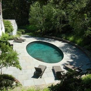 Mittelgroßer Klassischer Pool hinter dem Haus in runder Form mit Natursteinplatten in Boston
