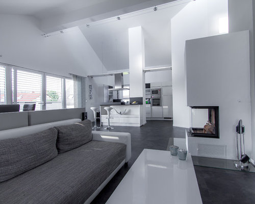 gerumiges reprsentatives offenes modernes wohnzimmer mit weier wandfarbe linoleum kaminofen verputztem - Moderne Wohnzimmer Mit Kamin gerumiges reprsentatives offenes modernes wohnzimmer mit weier wandfarbe linoleum kaminofen verputztem - Moderne Wohnzimmer Mit Kamin