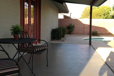 Example of a 1950s home design design in Phoenix