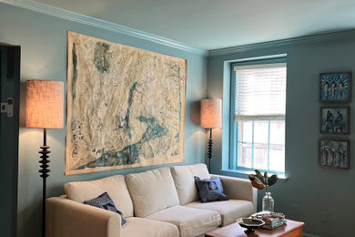 ワシントンD.C.にあるお手頃価格の中くらいなエクレクティックスタイルのおしゃれなリビング (青い壁、無垢フローリング、茶色い床) の写真