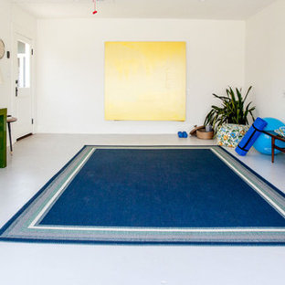 ロサンゼルスのミッドセンチュリースタイルのおしゃれなホームジムの写真