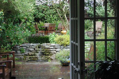 This is an example of an eclectic landscaping in San Francisco.