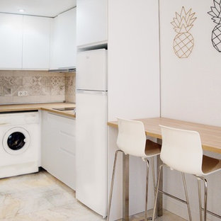 Offene, Kleine Nordische Küche ohne Insel in L-Form mit Waschbecken, flächenbündigen Schrankfronten, weißen Schränken, Laminat-Arbeitsplatte, Küchenrückwand in Beige, Rückwand aus Keramikfliesen, weißen Elektrogeräten, Marmorboden, weißem Boden und brauner Arbeitsplatte in Madrid