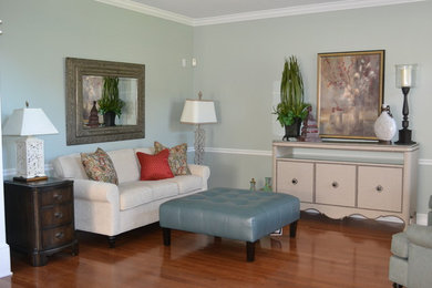 Example of a transitional home design design in Cleveland