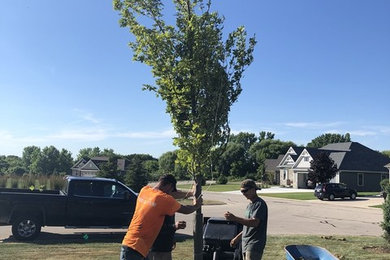 Design ideas for a large traditional full sun front yard landscaping in Chicago for fall.