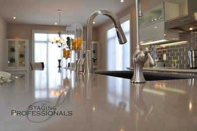 Kitchen - traditional kitchen idea in Toronto