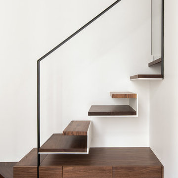 Escalier aux marches suspendues