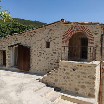 Façade en pierre et arche en brique