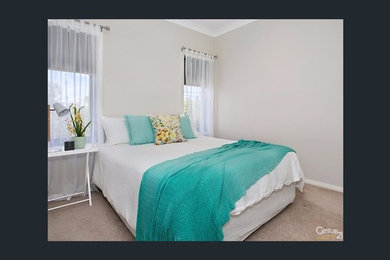 На фото: гостевая спальня среднего размера, (комната для гостей) в стиле модернизм с белыми стенами и ковровым покрытием с