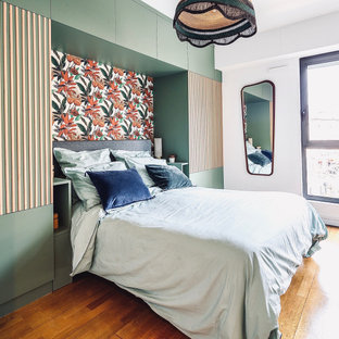 Mittelgroßes Shabby-Chic Hauptschlafzimmer mit grüner Wandfarbe, Laminat, braunem Boden, Holzdecke und Tapetenwänden in Paris