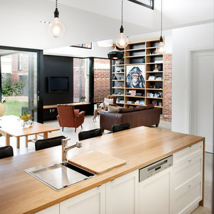 Zweizeilige, Kleine Stilmix Küche mit Vorratsschrank, Einbauwaschbecken, Schrankfronten mit vertiefter Füllung, hellbraunen Holzschränken, Arbeitsplatte aus Holz, Küchenrückwand in Grün, Rückwand aus Metrofliesen, bunten Elektrogeräten, Betonboden und Kücheninsel in Adelaide