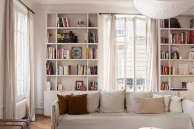 Idées déco pour un salon contemporain avec un mur blanc, un sol en bois brun et un sol marron.