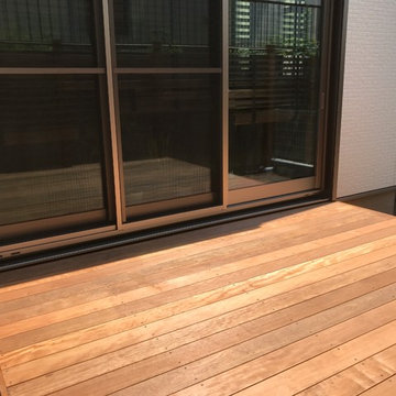 プールを楽しめるウッドデッキ