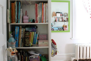 Bedroom - traditional bedroom idea in Montreal