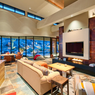 Offenes, Großes Mediterranes Wohnzimmer mit Tunnelkamin, Wand-TV und Porzellan-Bodenfliesen in Phoenix