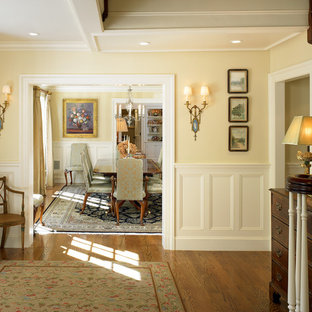 Неиссякаемый источник вдохновения для домашнего уюта: фойе среднего размера в классическом стиле с желтыми стенами и светлым паркетным полом