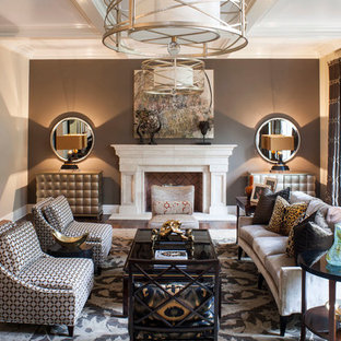 Modelo de salón para visitas abierto, mediterráneo, grande, sin televisor, con paredes multicolor, suelo de madera en tonos medios, chimenea tradicional y marco de chimenea de piedra