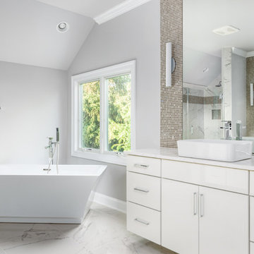 Covington Owner's Suite Bathroom - Tub & Vanity
