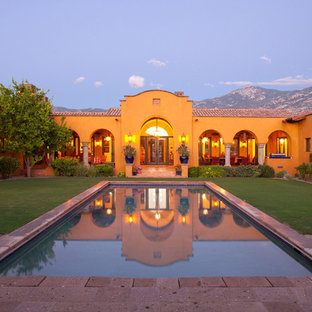 Mediterranes Pool im Innehof in rechteckiger Form in Phoenix