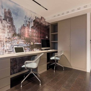 他の地域の大きいモダンスタイルのおしゃれな書斎 (ベージュの壁、濃色無垢フローリング、暖炉なし、造り付け机) の写真